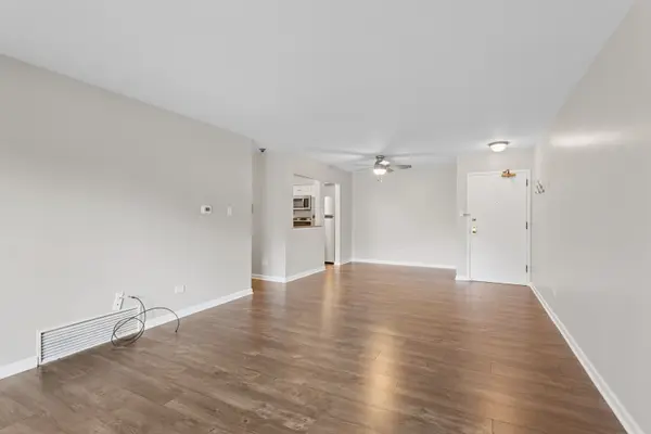 7510 Farmingdale DR #210, Darien, IL 60561