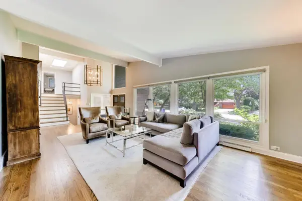 303 Charal LN, Highland Park, IL 60035