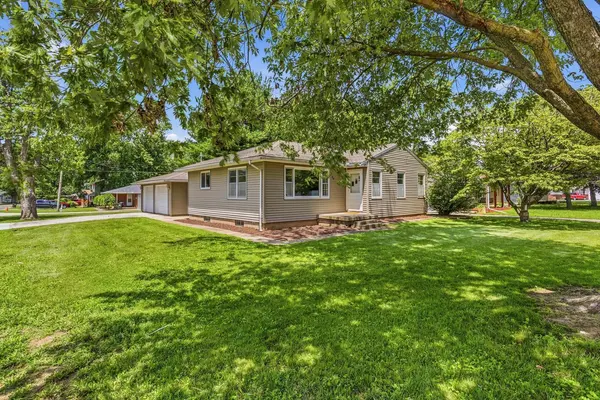 809 S Division ST, Mahomet, IL 61853