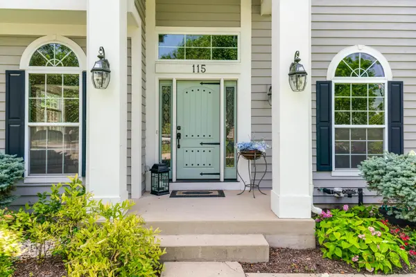 115 Bridle Path LN, Fox River Grove, IL 60021