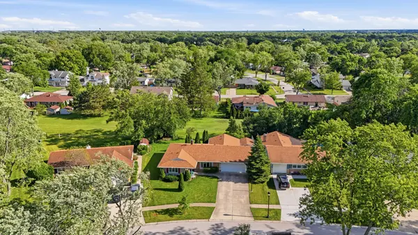 213 Edgeware RD, Elk Grove Village, IL 60007