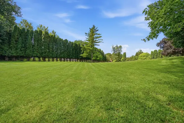 25990 N Oak Hills RD, Lake Barrington, IL 60010