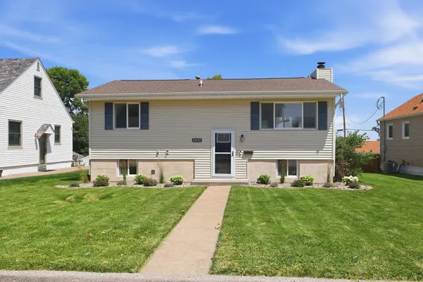 2930 Cody ST, Bettendorf, IA 52722