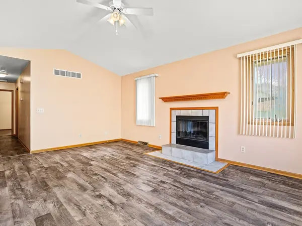 117 PEMBROKE RD SW, Poplar Grove, IL 61065