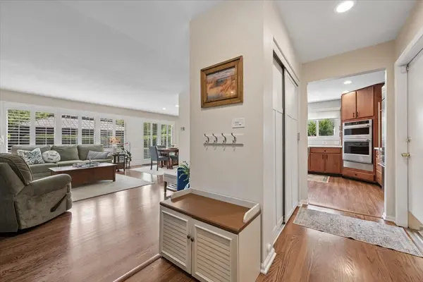 4017 Carousel DR, Northbrook, IL 60062