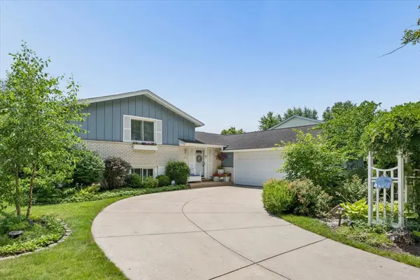4017 Carousel DR, Northbrook, IL 60062