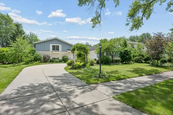 4017 Carousel DR, Northbrook, IL 60062