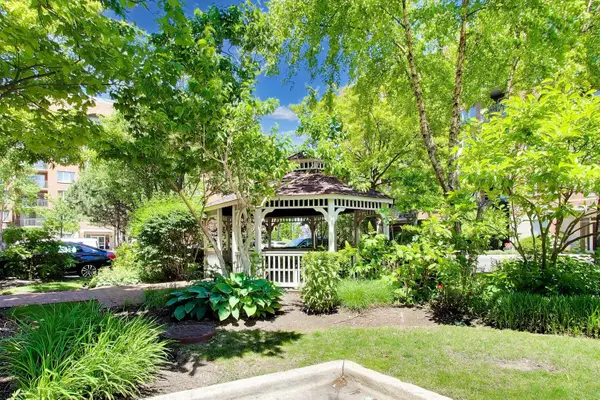 390 S Western AVE #201, Des Plaines, IL 60016