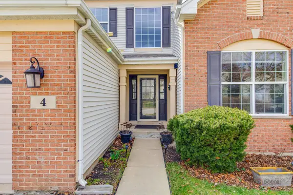 4 Waterton DR, Streamwood, IL 60107