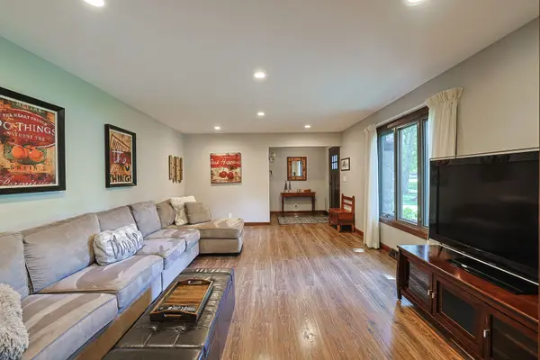 3S654 Terrace DR, North Aurora, IL 60542