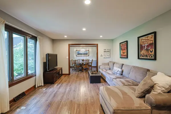 3S654 Terrace DR, North Aurora, IL 60542