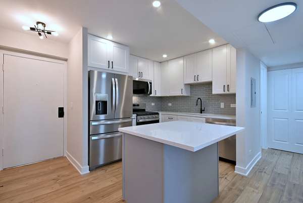 700 Wellington AVE #207, Elk Grove Village, IL 60007