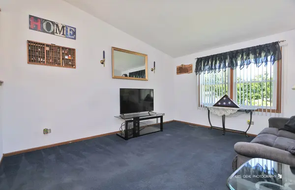 2401 Mallard DR, Lindenhurst, IL 60046