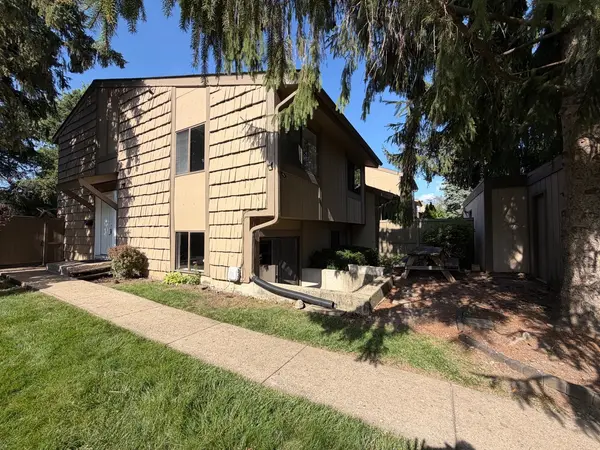 800 Oregon TRL, Roselle, IL 60172