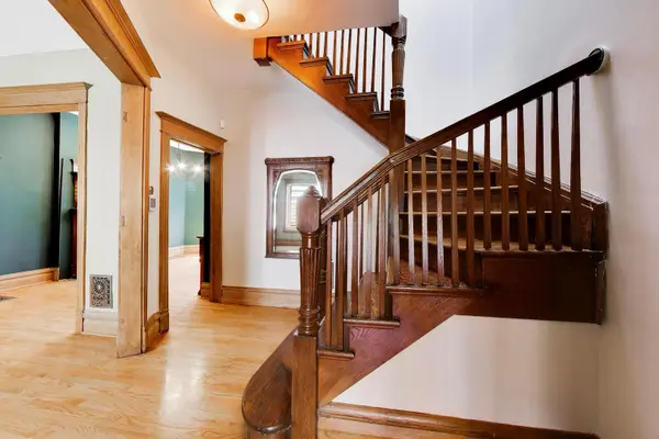 3807 N Alta Vista TER, Chicago, IL 60613
