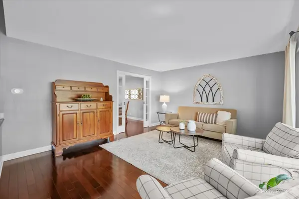 923 E Schirra DR, Palatine, IL 60074