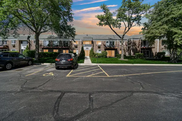 10369 DEARLOVE RD #1F, Glenview, IL 60025