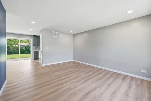 372 Clearmont DR, Elk Grove Village, IL 60007