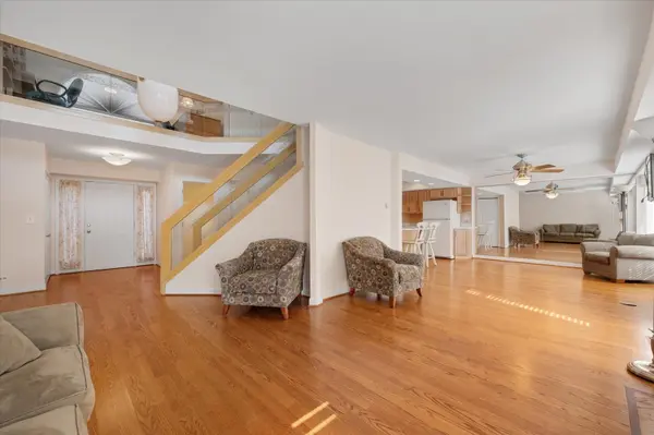 475 Sarah CT, Wood Dale, IL 60191