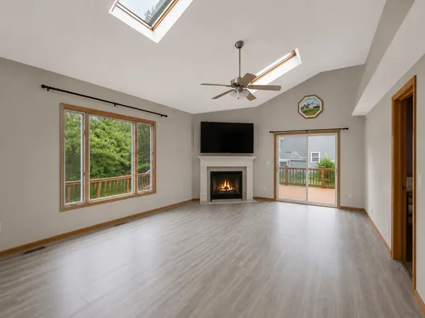 110 Oakwood LN, Bartlett, IL 60103