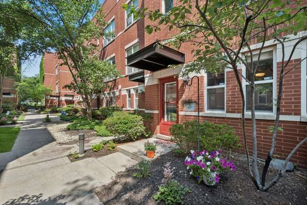 525 Chicago AVE #I, Evanston, IL 60202