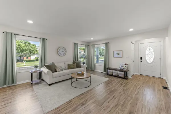 855 Peoria CT, Carol Stream, IL 60188