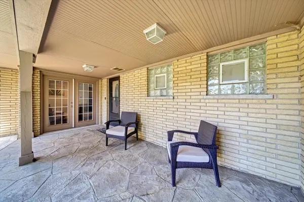 116 E Brittany DR, Arlington Heights, IL 60004