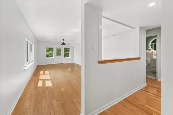 240 S Oak Park AVE #305, Oak Park, IL 60302