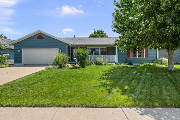 405 Michelle LN, Walcott, IA 52773
