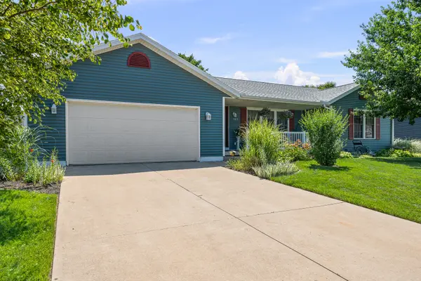 405 Michelle LN, Walcott, IA 52773