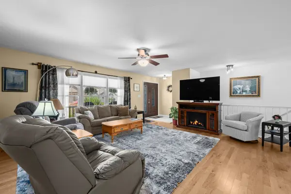 405 Michelle LN, Walcott, IA 52773