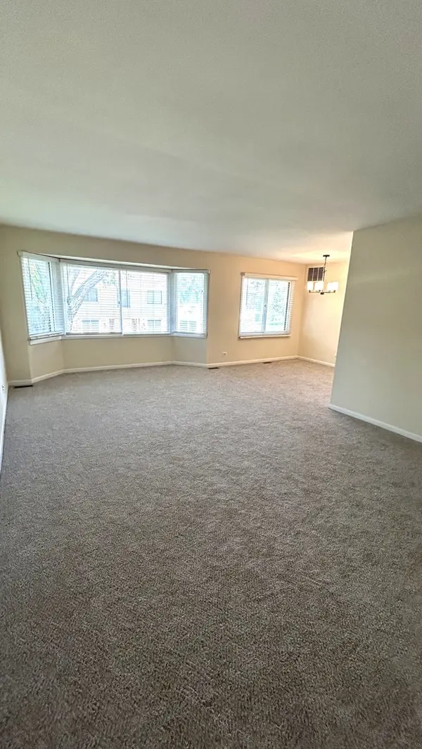 3100 Roberts DR #5, Woodridge, IL 60517
