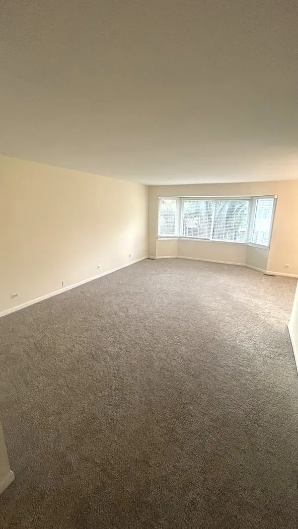 3100 Roberts DR #5, Woodridge, IL 60517