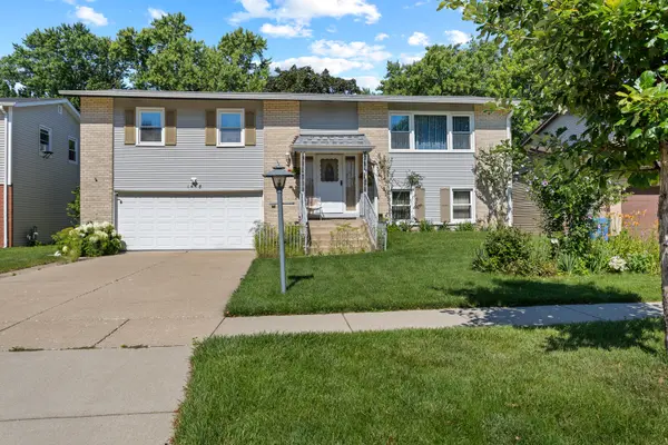 1418 S Hickory DR, Mount Prospect, IL 60056