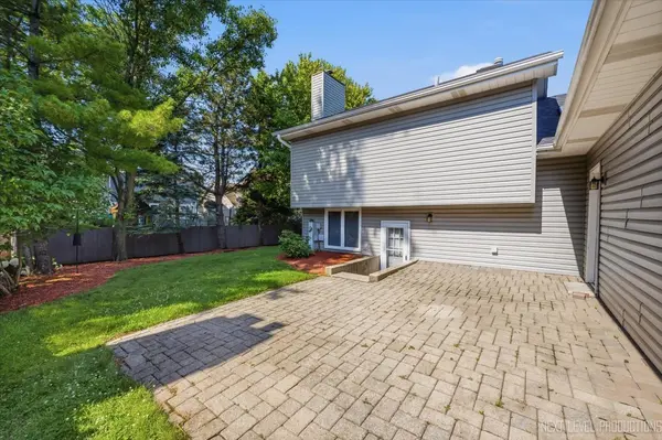 562 Roxbury DR, Naperville, IL 60565