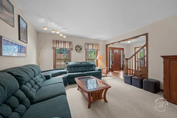 2412 Barkdoll RD, Naperville, IL 60565