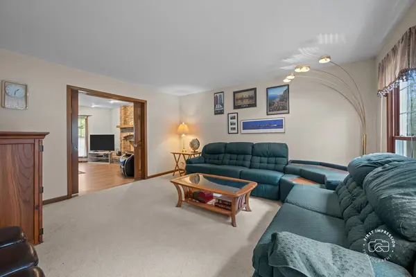 2412 Barkdoll RD, Naperville, IL 60565