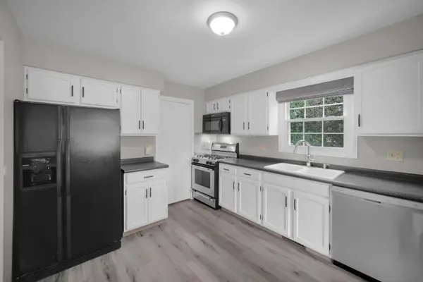 1671 Grosvenor CIR #B, Wheaton, IL 60189