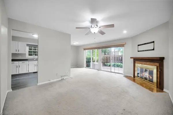 1671 Grosvenor CIR #B, Wheaton, IL 60189