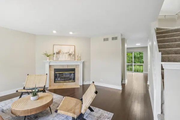 856 W Saint Johns PL, Palatine, IL 60067
