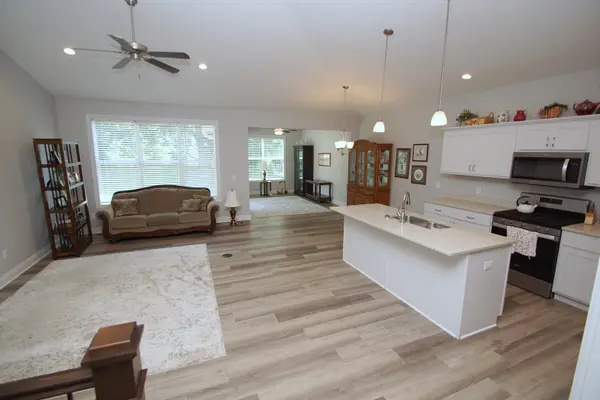 5589 E CREEKSIDE LN #-, Bettendorf, IA 52722