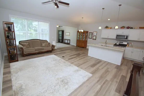 5589 E CREEKSIDE LN #-, Bettendorf, IA 52722