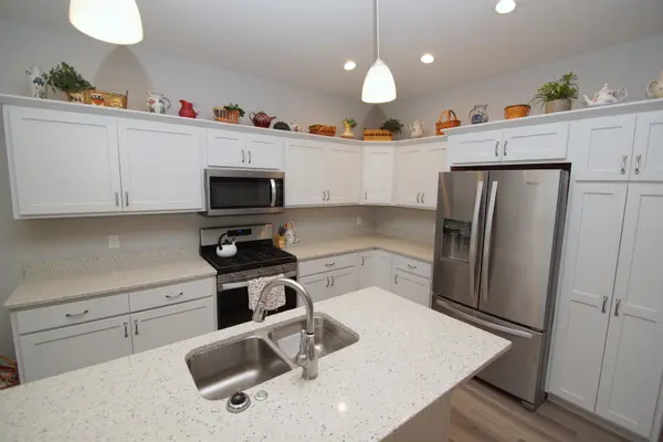 5589 E CREEKSIDE LN #-, Bettendorf, IA 52722