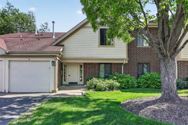 863 E Coach RD #1, Palatine, IL 60074