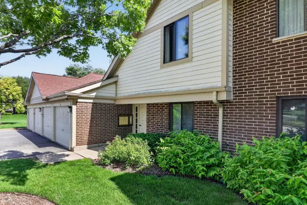 863 E Coach RD #1, Palatine, IL 60074