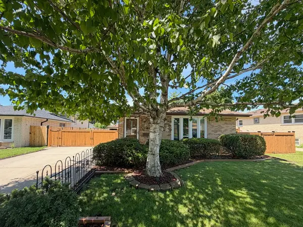 4430 Raymond AVE, Brookfield, IL 60513