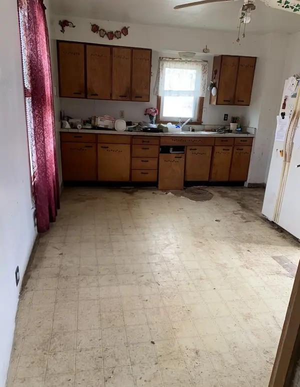 200 Muscatine ST, Dixon, IA 52745