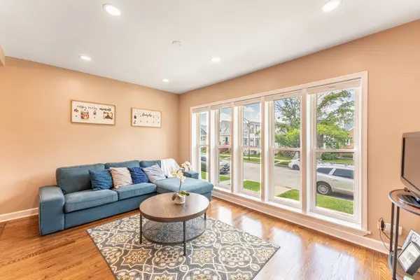 3747 N Oleander AVE, Chicago, IL 60634
