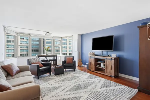 525 W Hawthorne PL #2308, Chicago, IL 60657