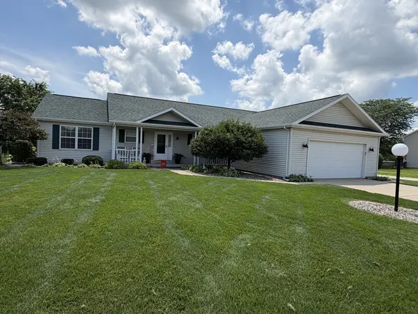 2001 Juniper DR, Mahomet, IL 61853